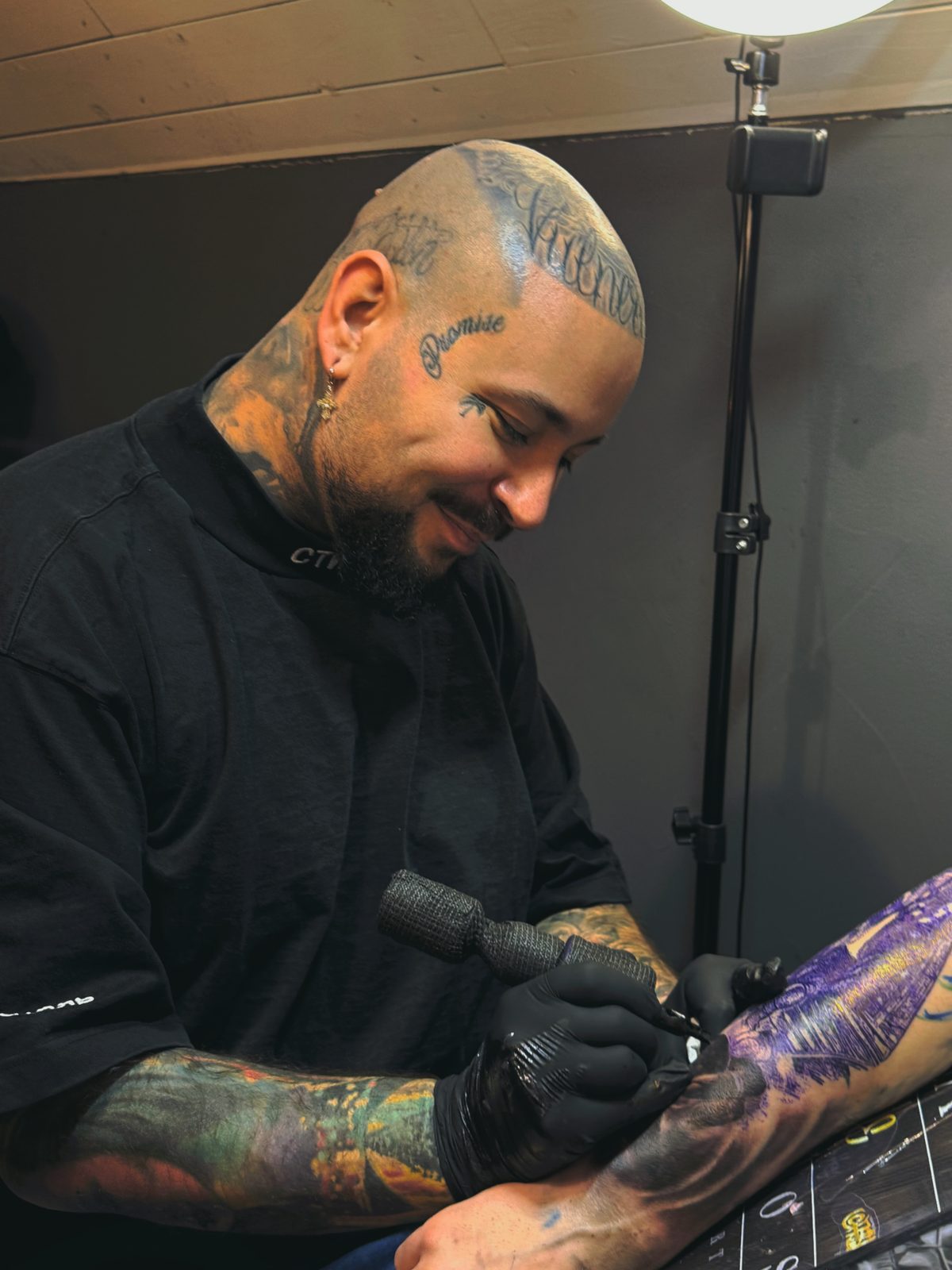 Albert Michael bei der Arbeit im Studio