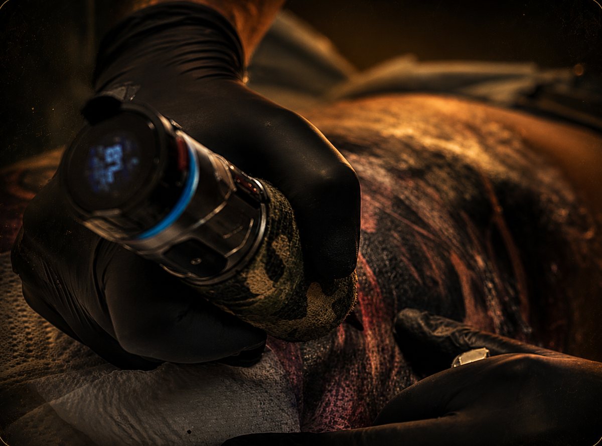 Nahaufnahme der Tattoomaschine bei der Arbeit auf der Haut