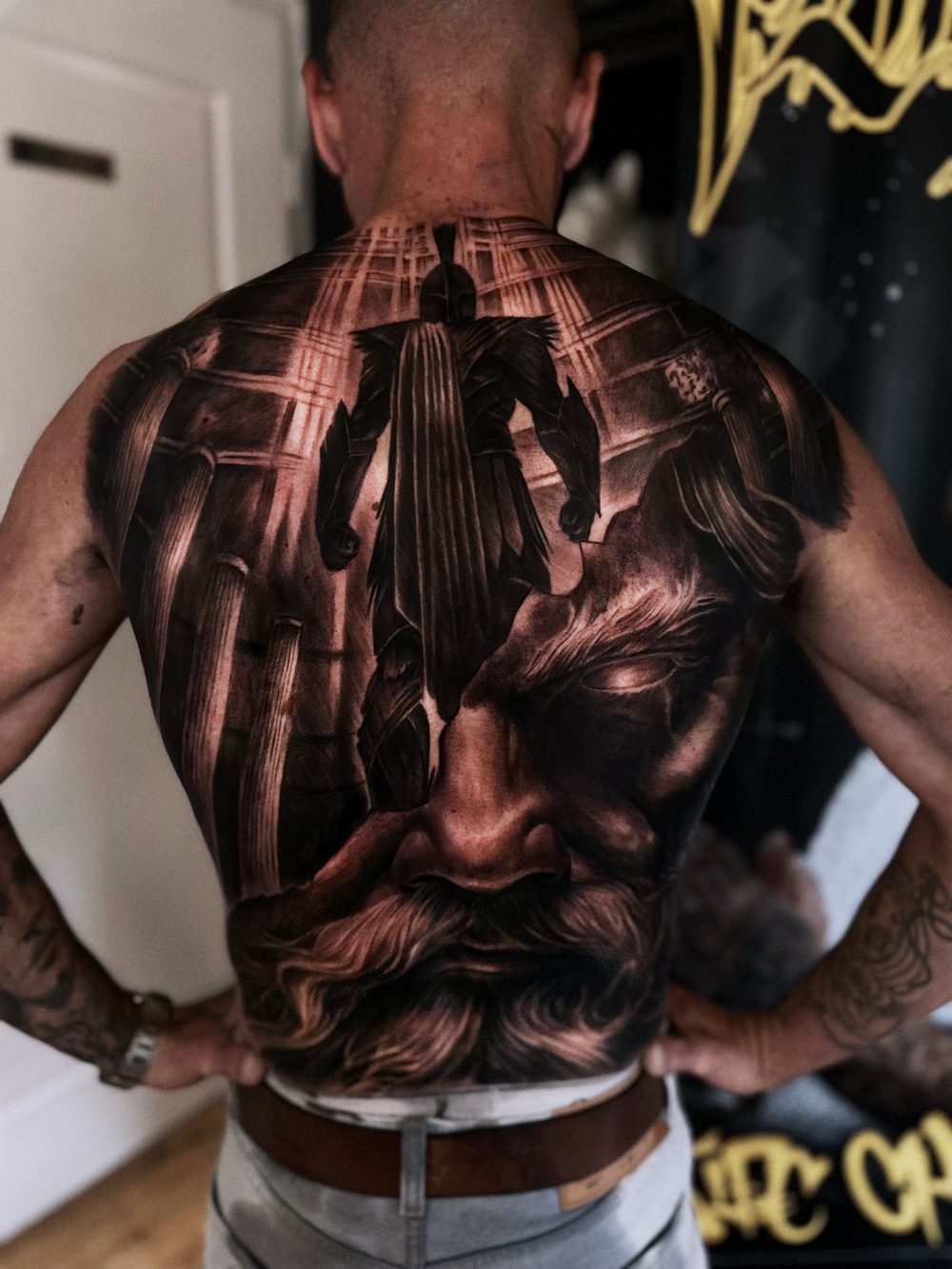Realistisches Rückentattoo mit Porträtmotiv