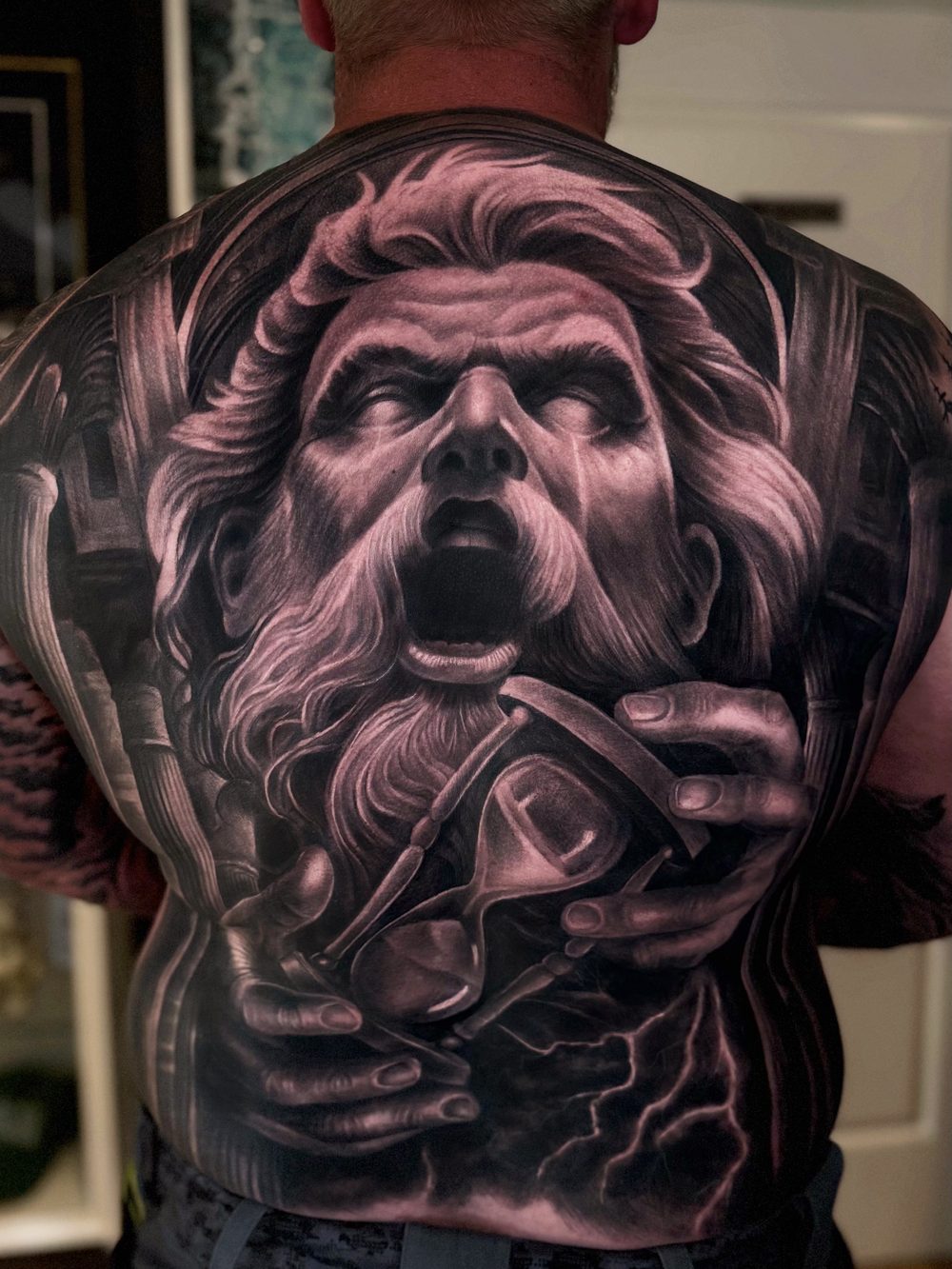 Großflächiges Rückentattoo, Realistic Black & Grey