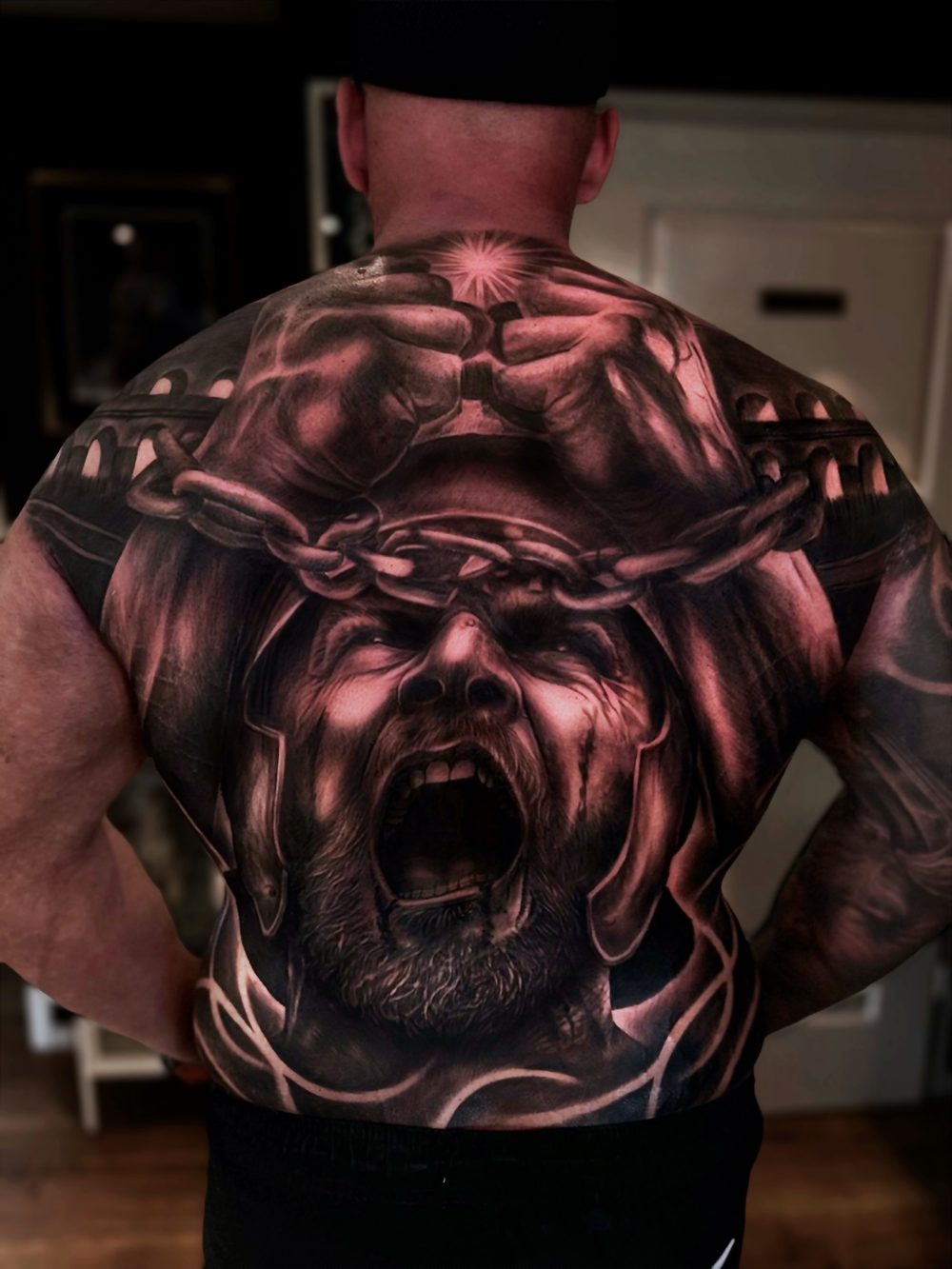 Realistisches Rückentattoo mit Porträt