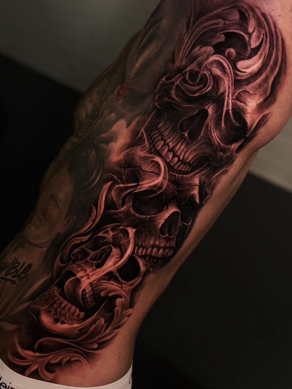 Seitentattoo mit Totenkopfmotiv