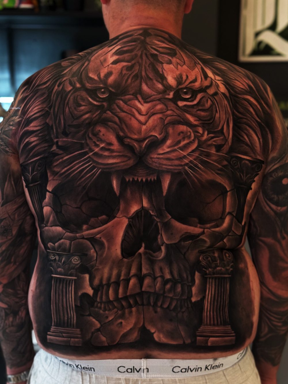 Rückentattoo mit Tiger- und Totenkopfmotiv