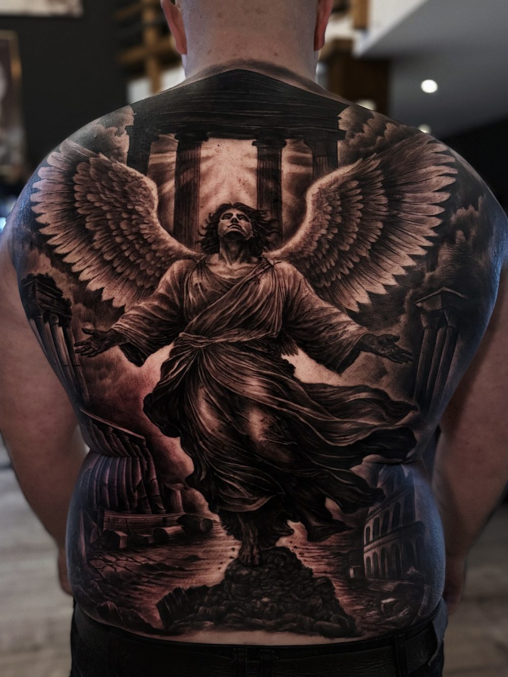 Realistic Black & Grey Rückentattoo mit Engelsmotiv