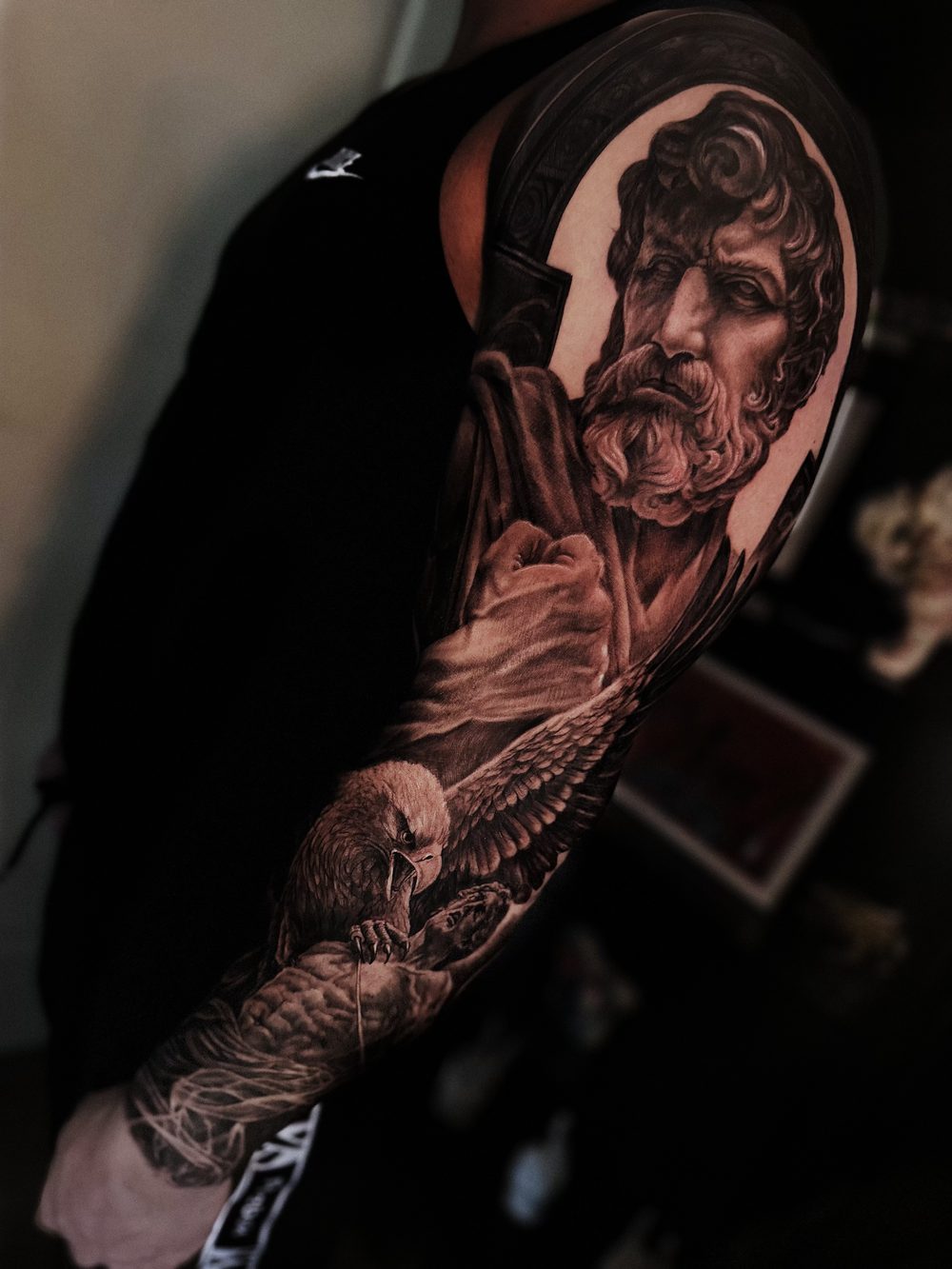Sleeve mit Porträt und Adler